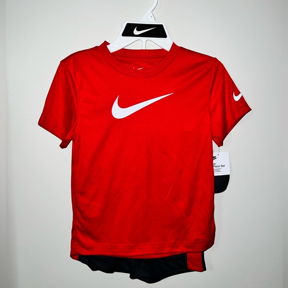 Nike Boys 2 Piece Shirt and Shorts Set Size 7 - Picture 1 of 8